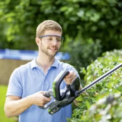 LUX 20V Heggenschaar + 2,0Ah Accu + Lader 18 LUX 20V Heggenschaar + 2,0Ah Accu + Lader -Tuinmeubel Verkoop 123 2688