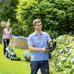 LUX 20V Heggenschaar + 2,0Ah Accu + Lader 19 LUX 20V Heggenschaar + 2,0Ah Accu + Lader -Tuinmeubel Verkoop 123 2689