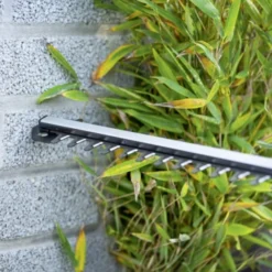 LUX 20V Heggenschaar + 2,0Ah Accu + Lader 22 LUX 20V Heggenschaar + 2,0Ah Accu + Lader -Tuinmeubel Verkoop 123 2692