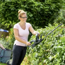 LUX 20V Heggenschaar + 2,0Ah Accu + Lader 25 LUX 20V Heggenschaar + 2,0Ah Accu + Lader -Tuinmeubel Verkoop 123 2695