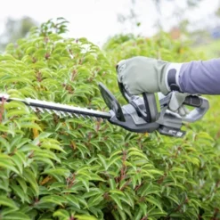 LUX 20V Heggenschaar + 2,0Ah Accu + Lader 27 LUX 20V Heggenschaar + 2,0Ah Accu + Lader -Tuinmeubel Verkoop 123 2697